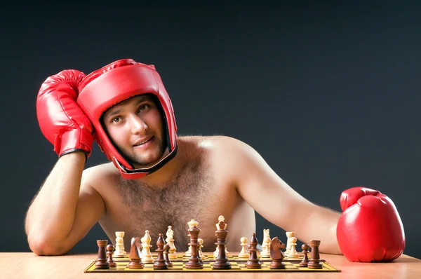 Boxeador luchando con el ajedrez juego — Foto de Stock