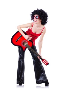 Afro kesimli ve gitarlı genç şarkıcı