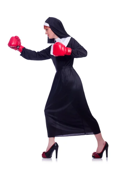 Nonne mit Boxhandschuhen isoliert auf weiß — Stockfoto