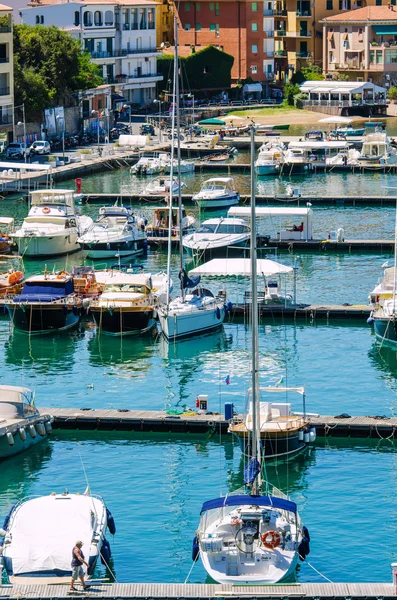 Hafen mit vielen Yachten an Sommertagen — Stockfoto