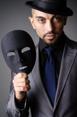 adam maskesi karanlıkta