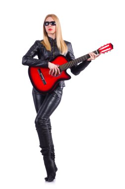 deri kostümlü kadın gitarist