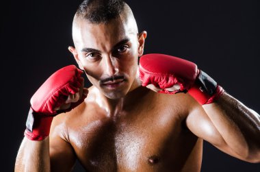 karanlık odada kırmızı eldivenli boksör