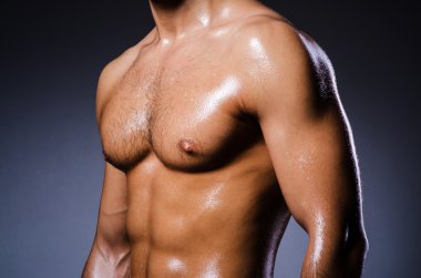 kaslı adam koyu Studio