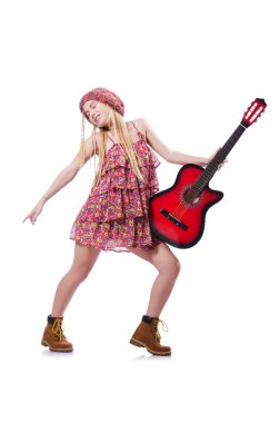 Gitarcı kadın beyazda izole edilmiş.