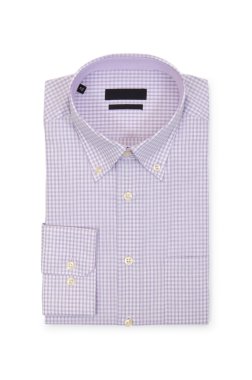 Beyaz gömlekli hoş bir erkek.