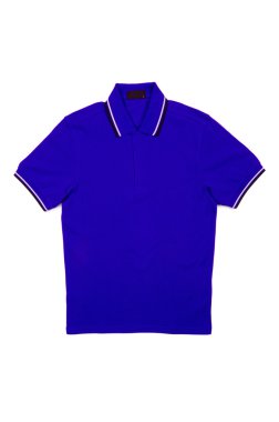 Beyaz arkaplanda yalıtılmış erkek tişörtü