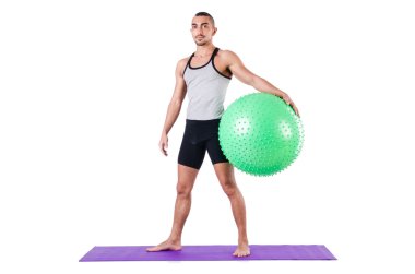 İsviçre toplu bir adam beyazlar üzerinde egzersiz yapıyor.