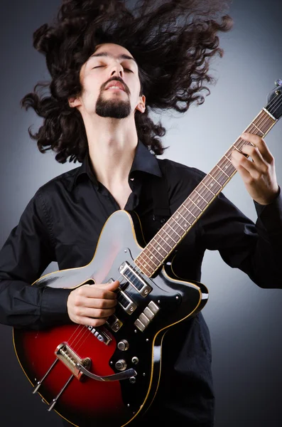 Homem tocando guitarra durante o concerto — Fotografia de Stock