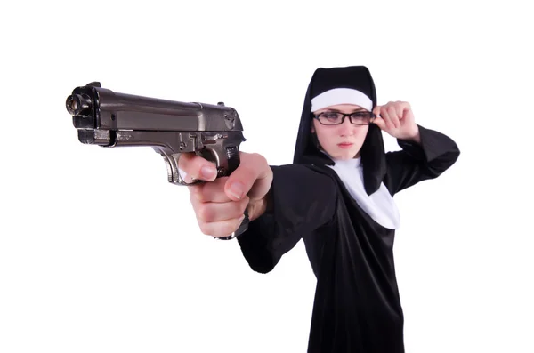 Nun med pistol isolerad på den vita — Stockfoto