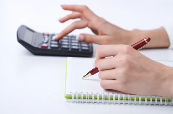 Mani al lavoro sulla calcolatrice — Foto Stock