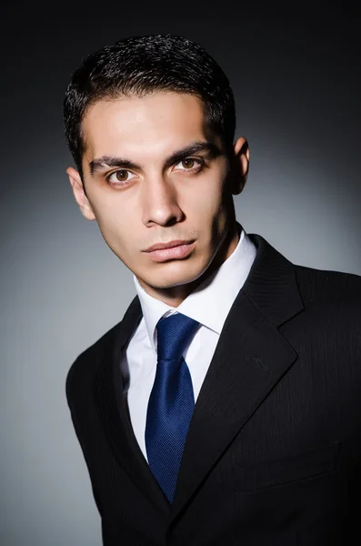 Retrato del hombre en estudio oscuro — Foto de Stock