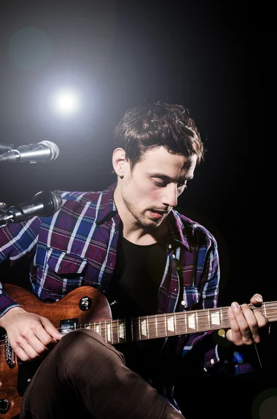 Hombre tocando la guitarra durante el concierto —  Fotos de Stock