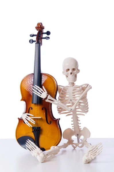 骨架被隔绝在白色的小提琴在演奏 — 图库照片