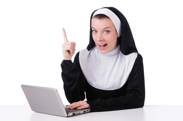 Freira trabalhando no laptop - conceito religioso — Fotografia de Stock