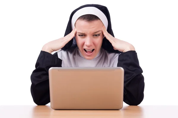 Nun werkt aan laptop - religieus concept — Stockfoto