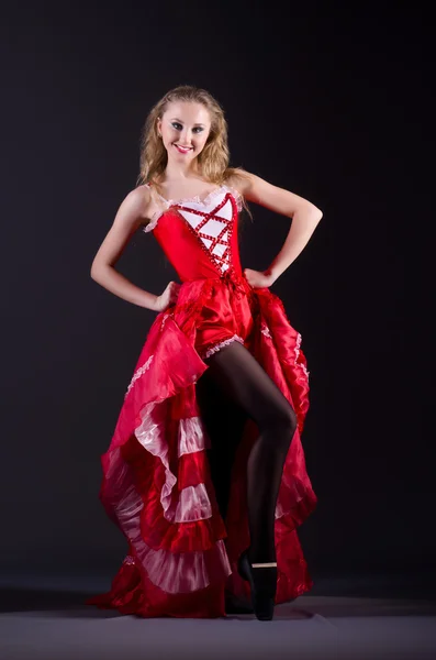 Chica en vestido rojo danza — Foto de Stock