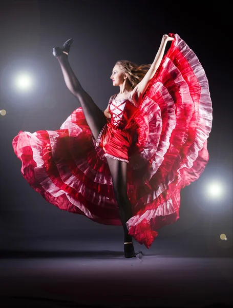 Menina em dança vestido vermelho dança — Fotografia de Stock