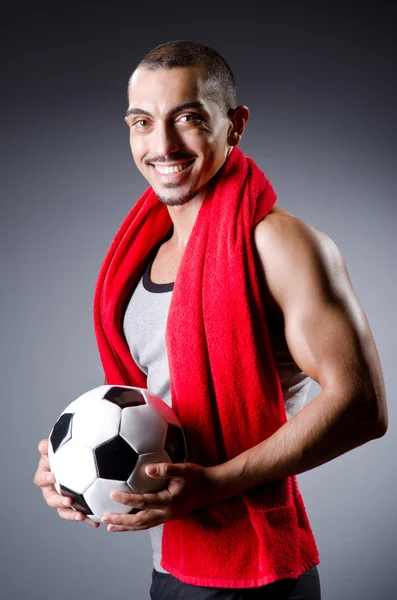 Joueur de football avec ballon et serviette — Photo