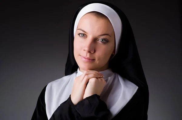 Joven monja en concepto religioso — Foto de Stock