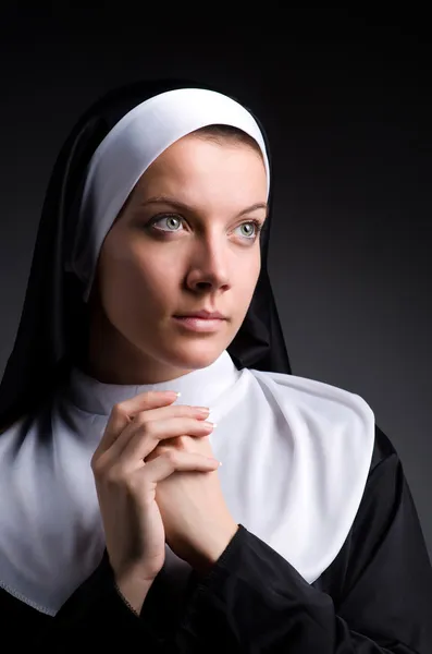 Jovem freira no conceito religioso — Fotografia de Stock