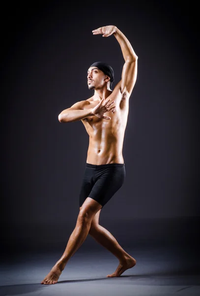 Bailarina bailando en el oscuro estudio — Foto de Stock