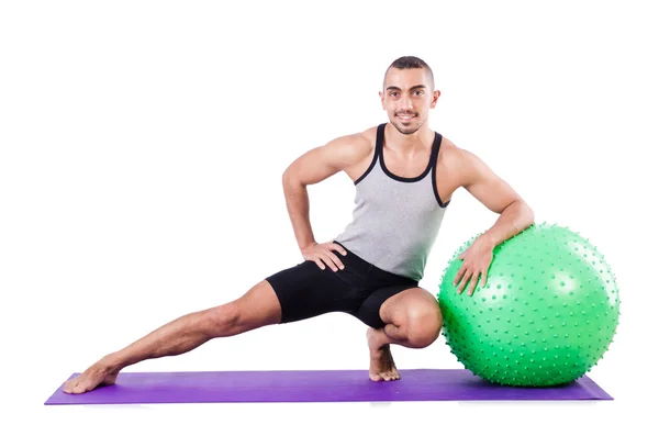 Mann mit Schweizer Ball macht Übungen auf Weiß — Stockfoto