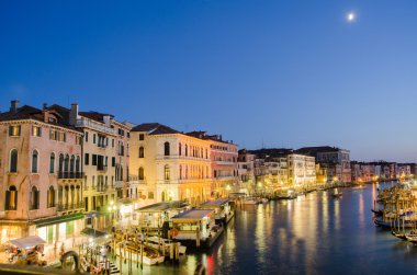 Venice, İtalya - 30 Haziran: rialto Bridge görünümü üzerinde 30 Haziran 201