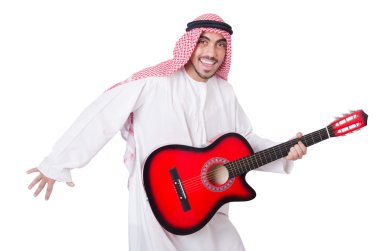 Arap adam beyaz izole gitar çalmak