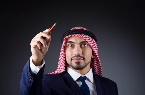 Hombre árabe presionando botones virtuales — Foto de Stock