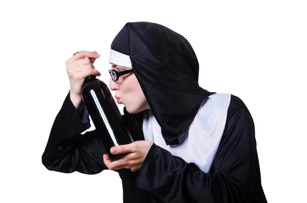 Nonne mit Flasche Wein auf Weiß — Stockfoto