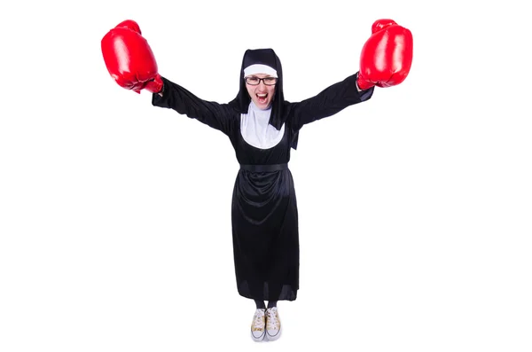 Монахиня в боксёрских перчатках изолирована на белом — стоковое фото