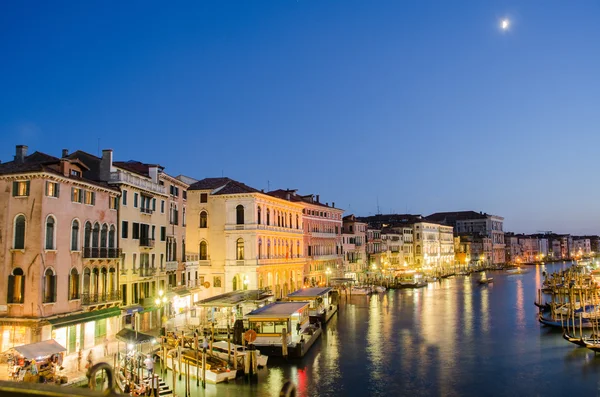 Venedig, Italien - 30 juni: utsikten från rialto-bron på den 30 juni, 201 — Stockfoto