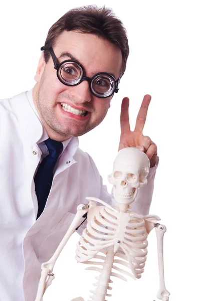 Lustige Ärztin mit Skelett isoliert auf weiß — Stockfoto