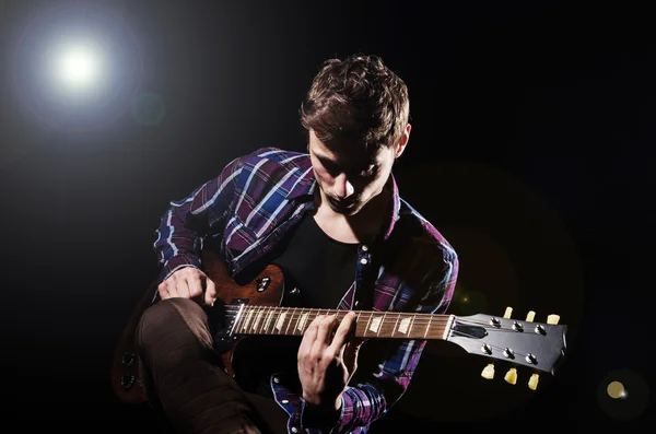 Hombre tocando la guitarra durante el concierto — Foto de Stock