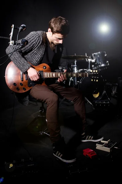 콘서트 동안 남자 연주 기타 — 스톡 사진