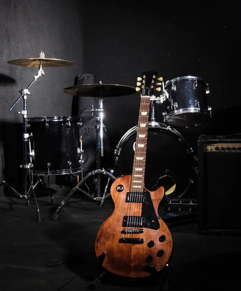 Conjunto de instrumentos musicales durante el concierto — Foto de Stock