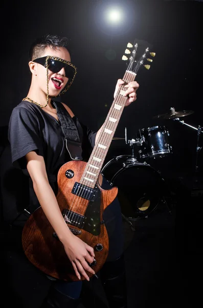 Woman guitar player during concert — Stock Photo, Image