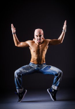 karanlık stüdyoda dans dansçı