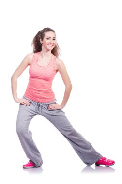 Beyaz üzerinde egzersiz yapan genç bir kadın.