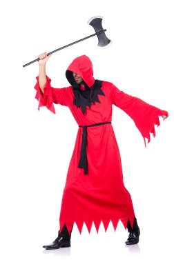 Kırmızı kostümlü, baltalı bir cellat.
