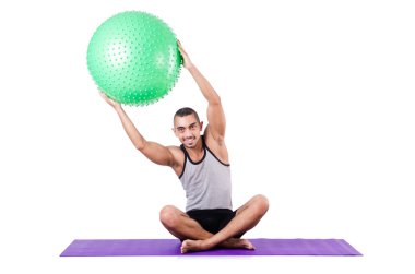 İsviçre toplu bir adam beyazlar üzerinde egzersiz yapıyor.