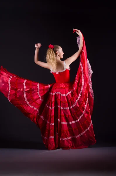 Chica en vestido rojo danza —  Fotos de Stock