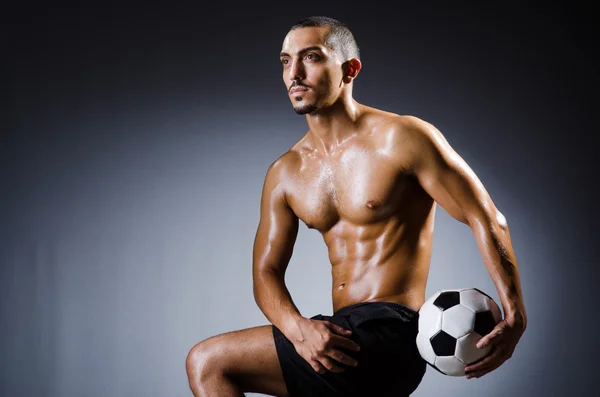 サッカー ボールと筋肉の男 — ストック写真