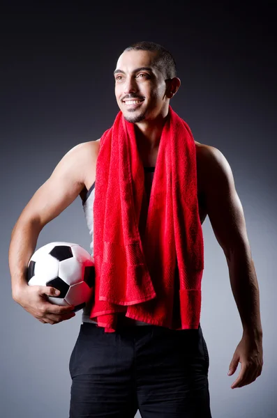 Joueur de football avec ballon et serviette — Photo