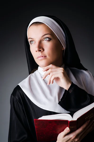 Joven monja en concepto religioso — Foto de Stock