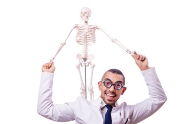 İskeleti beyaz olan komik doktor.