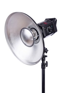 Stüdyo ışık stand üzerinde beyaz izole