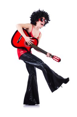 Afro kesimli ve gitarlı genç şarkıcı