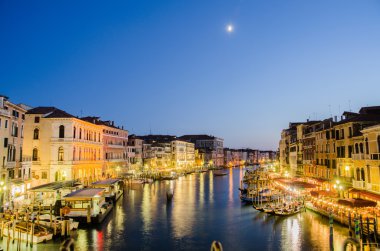 Venice, İtalya - 30 Haziran: rialto Bridge görünümü üzerinde 30 Haziran 201